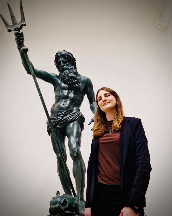 Diana S. Engelhard vor Poseidon-Statue